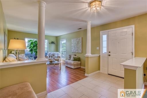 Foto del edificio - 207 Windsong Cir