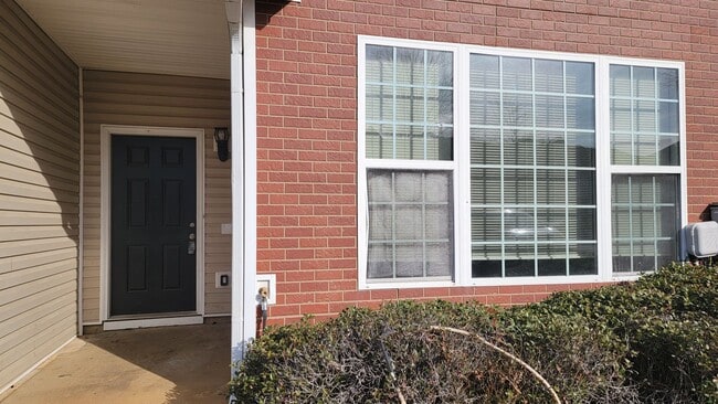 Building Photo - 2-Story Townhome - Walk to Nearby Lake - Q...