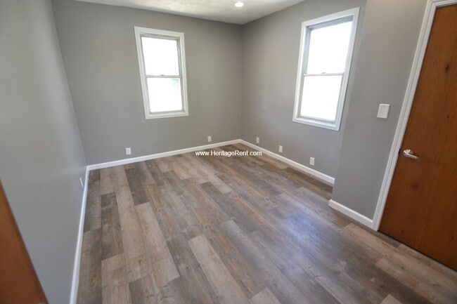 Building Photo - Great 4 bedroom 2 Bath with brand new grea...