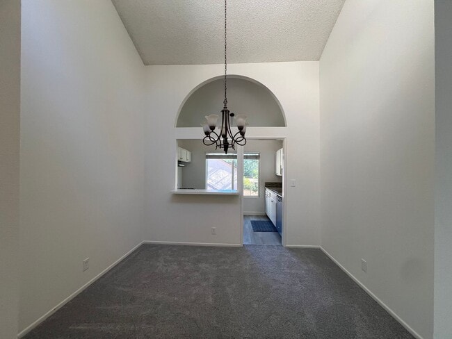 Foto del edificio - LOCATION! Move-in ready 2+2 w/parking, pool + balcony!