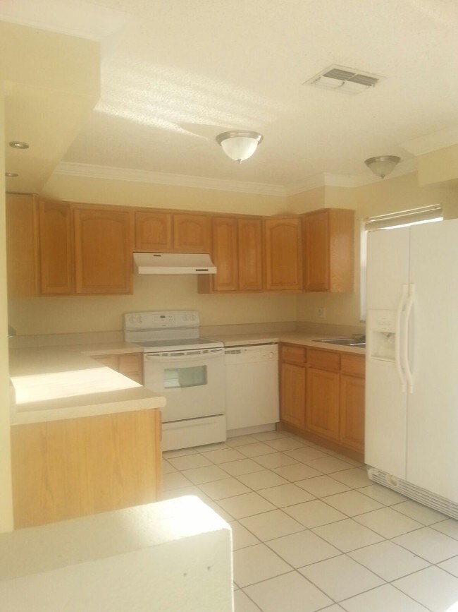 Building Photo - 240 W Canal Dr