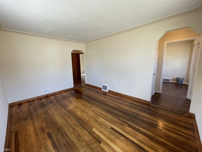 Building Photo - 3 br, 1 bath House - 14928 Veronica Ave