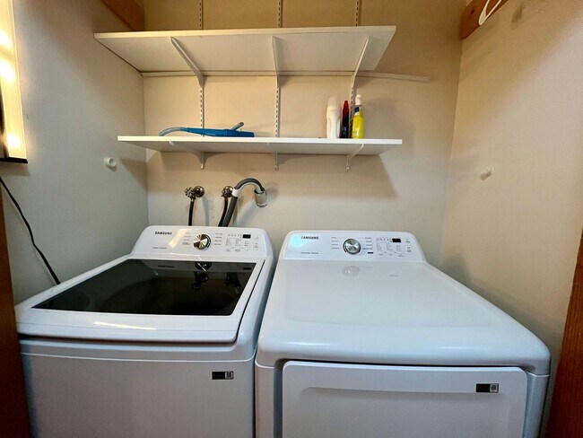 Foto del edificio - Cat friendly condo for rent in University West