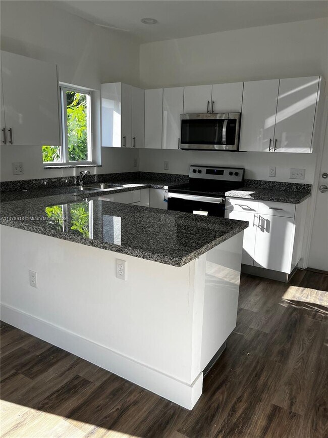 Foto del edificio - 37 NW 70th St