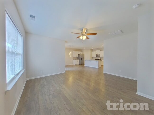 Building Photo - 453 All Seasons Dr