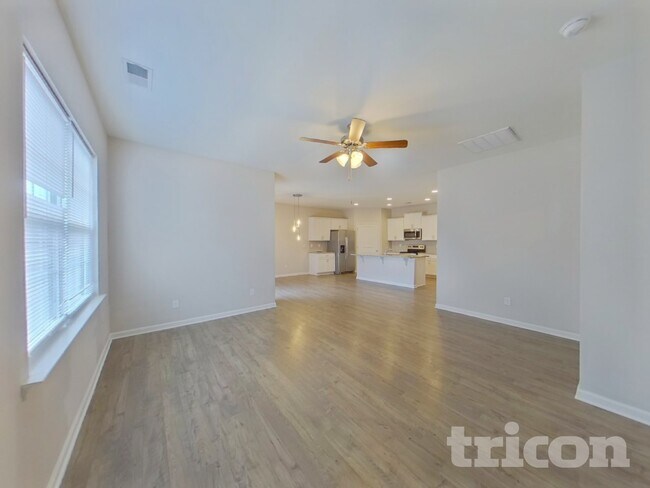 Foto del edificio - 453 All Seasons Dr