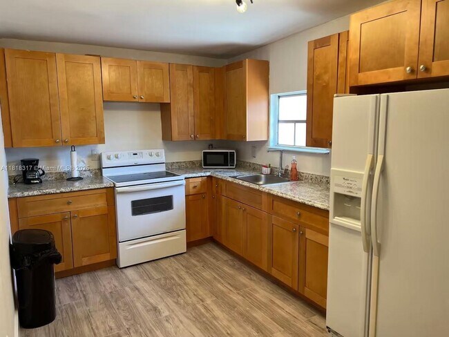 Foto del edificio - 2701 NW 24th Ct