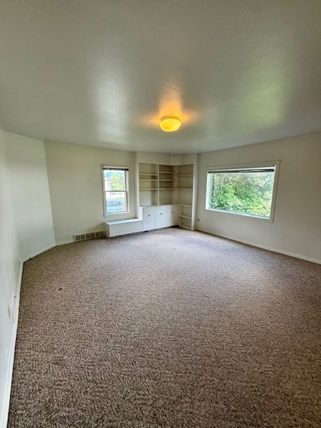 Building Photo - 3 Bedroom, 1 Bath Apartment for Rent - Clo...