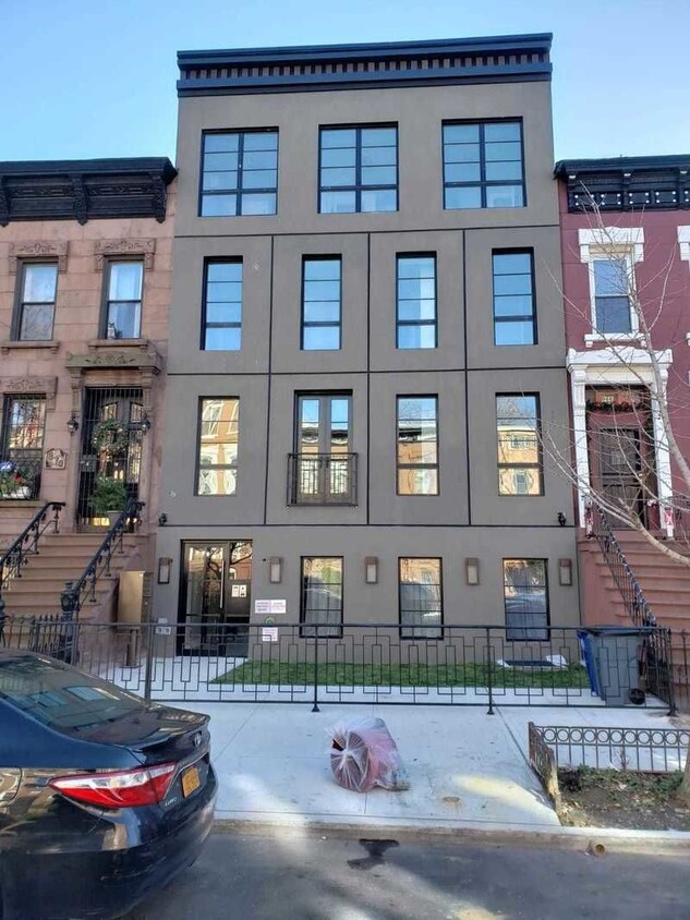 Foto principal - 868 Lafayette Ave