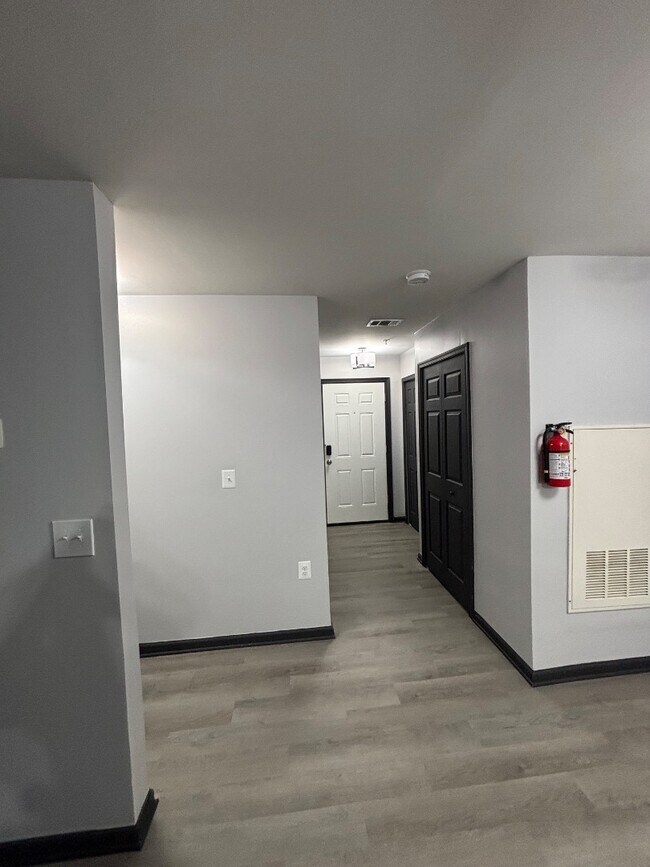 Building Photo - 8961 Town Center Cir