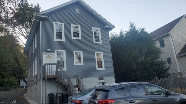 Building Photo - 573 Grove St