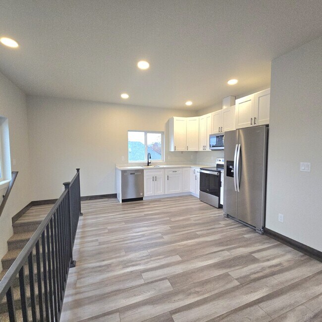 Foto del edificio - Newer 2 bedroom, 2 bathroom duplex