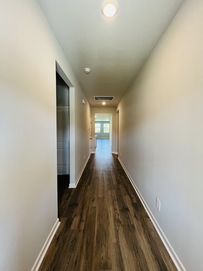 Foto del edificio - 6380 Japonica Ln