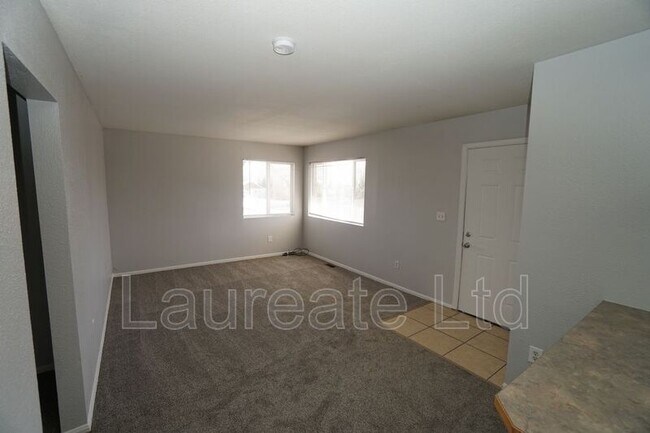 Foto del edificio - 932 Lowell Blvd