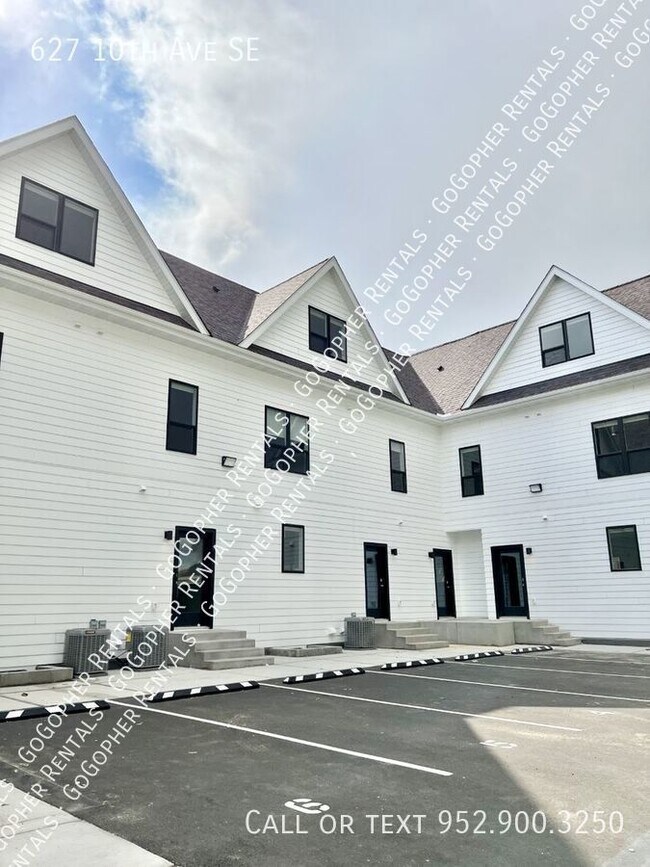 Building Photo - Modern 6 Bedroom Townhome in Dinkytown