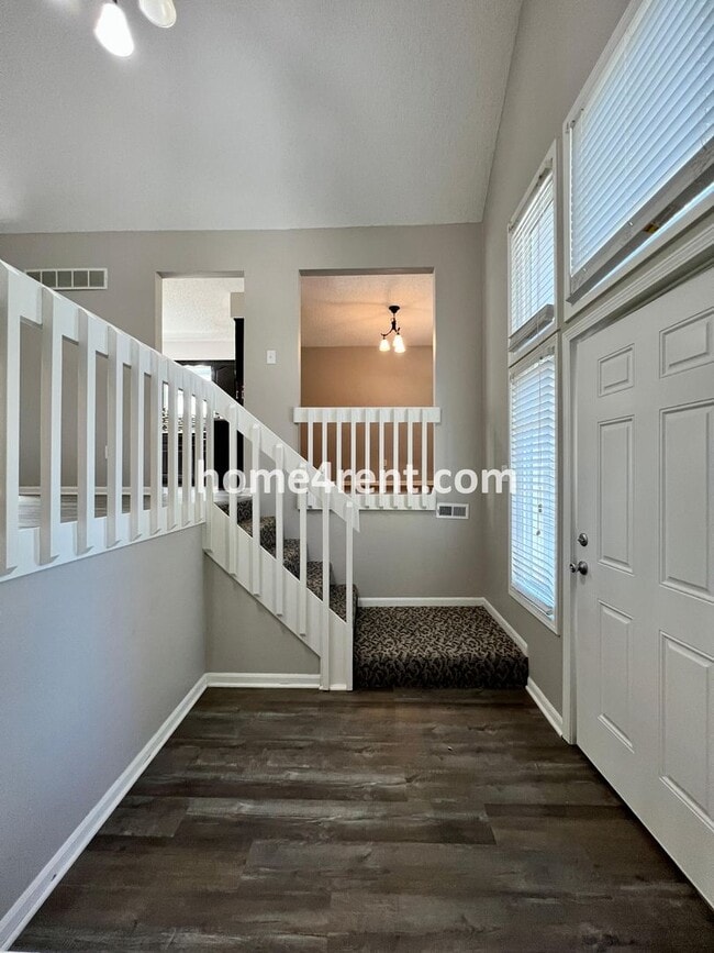 Building Photo - Wonderful Northland Home w/ an Updated Kit...