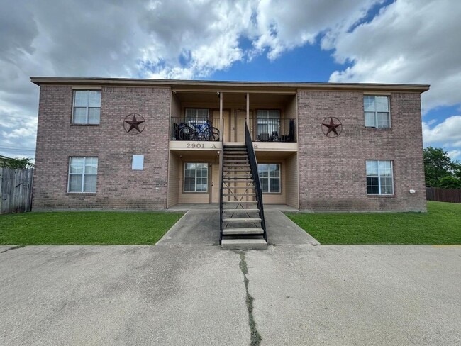 Building Photo - 2901 Cantabrian Dr