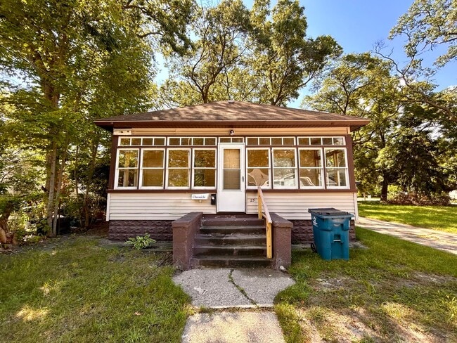 Building Photo - Three Bedroom Home in Muskegon Heights