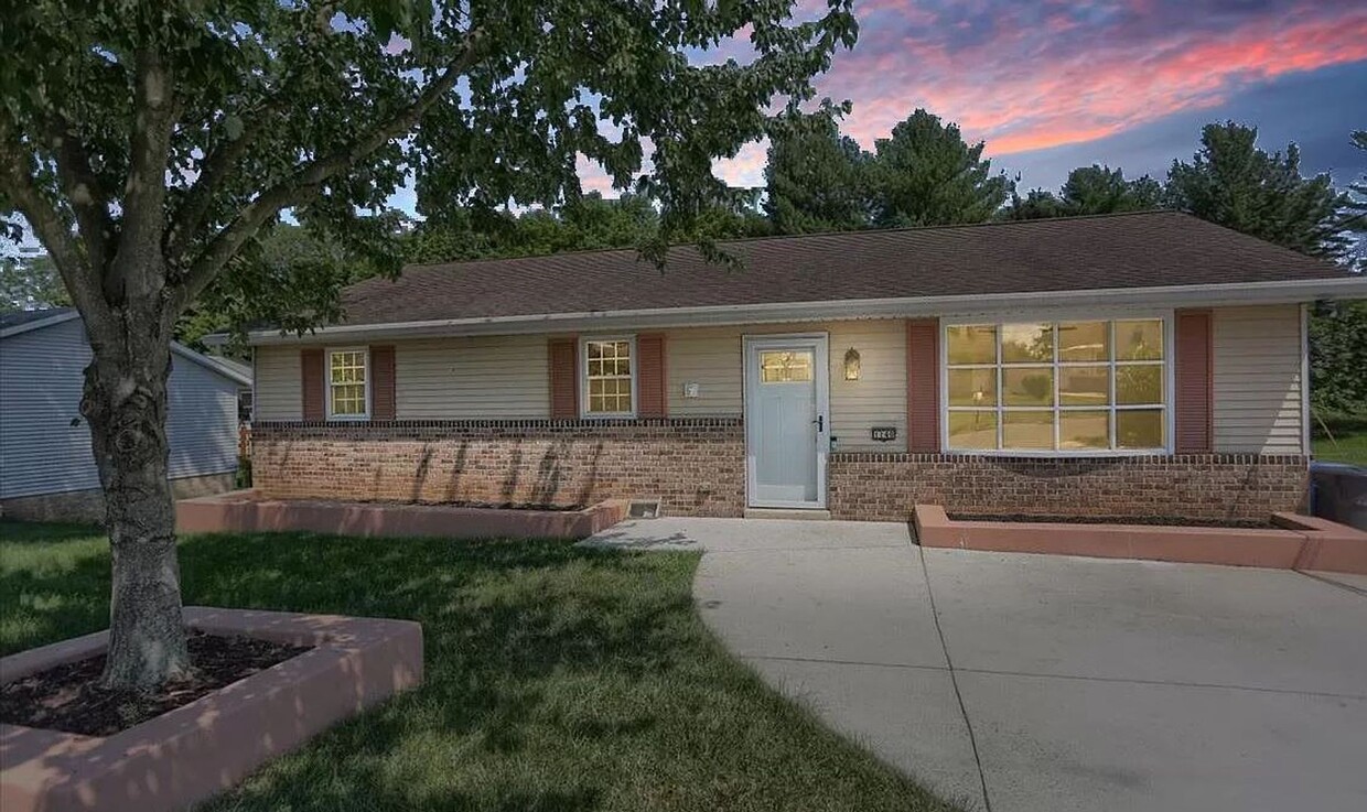 Primary Photo - 1140 Loop Drive