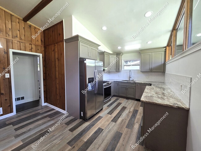 Building Photo - 2493 Sunridge Ave SE