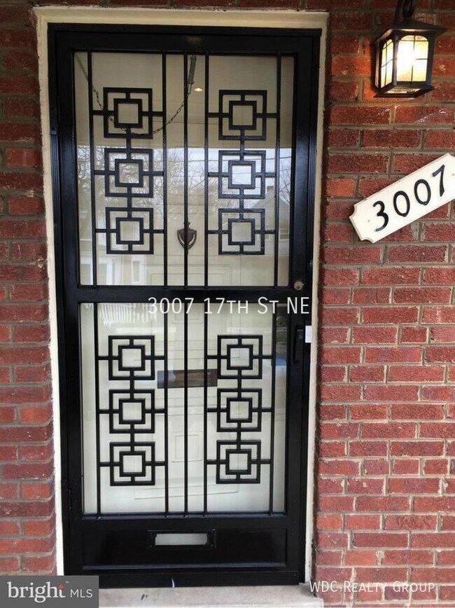 Building Photo - SPACIOUS DETACHED BRICK HOME W/ GARAGE IN ...