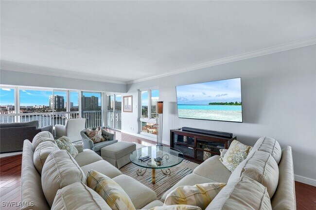 Foto del edificio - 250 Park Shore Dr