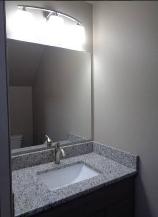 Foto del edificio - 3 Bedroom Duplex Close to Shopping and Schools!