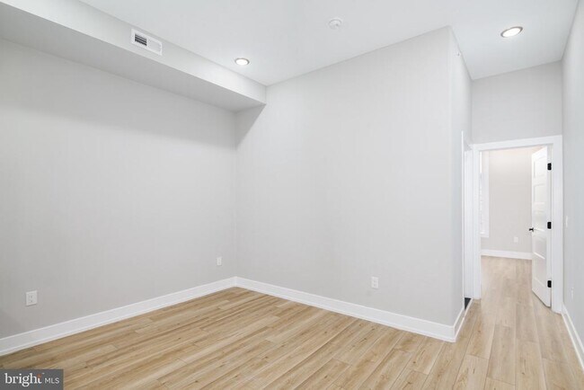 Building Photo - 1341 N Randolph St