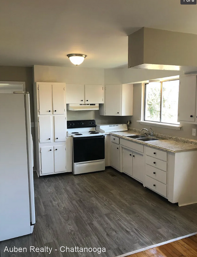Building Photo - 3 br, 1.5 bath House - 1610 Carousel Road