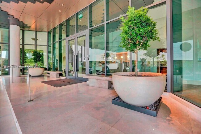 Foto del edificio - 650 NE 32nd St