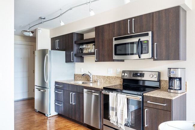 Building Photo - 215 10th Ave E