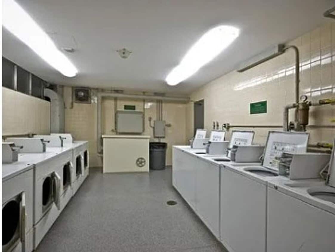 Building Photo - GREAT Studio! Right on Green Line. Laundry in building, roof deck, great view!