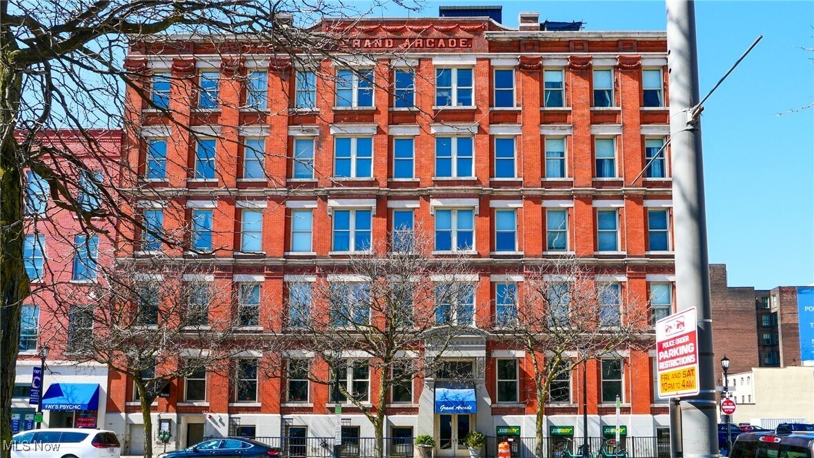 Foto principal - 408 W St Clair Ave