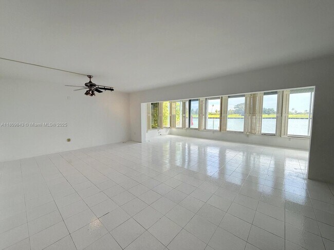 Foto del edificio - 9200 W Bay Harbor Dr