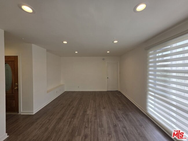 Foto del edificio - 1635 S Beverly Glen Blvd
