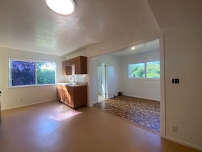 Building Photo - Freshened-up Downstairs 2 Bedroom Unit in ...