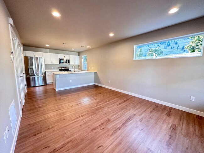 Building Photo - Staple Duplex