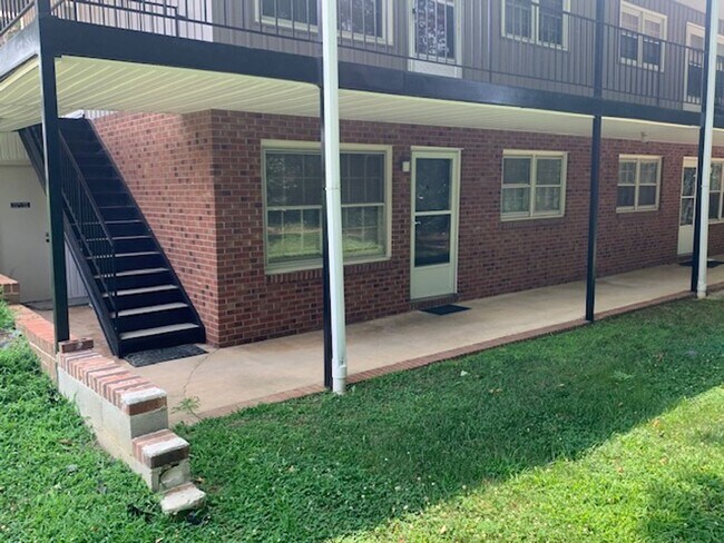 Building Photo - 1101 Robin Hood Road