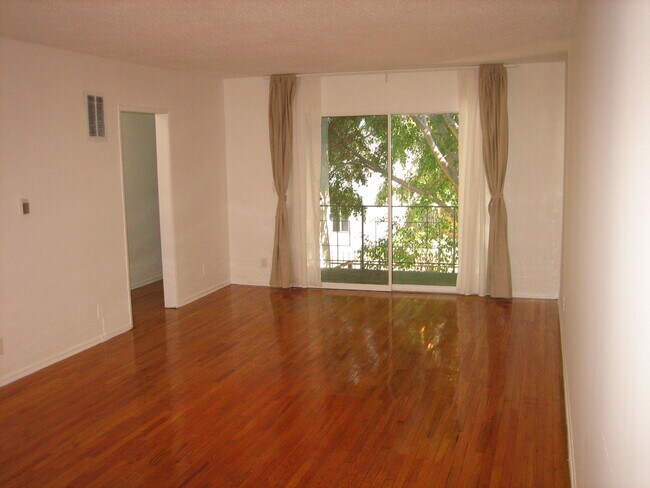 Foto del edificio - 1610 N Martel Ave