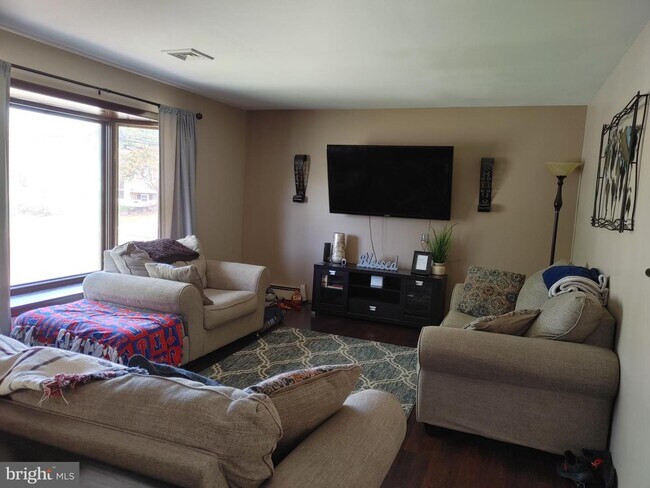 Building Photo - 1519 Spring Garden Dr