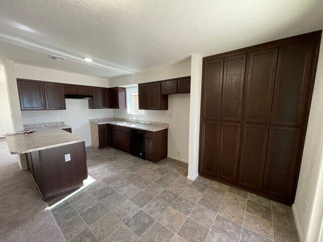 Foto del edificio - NEARLY NEW Home in the Desired Desert Sands Subdivision!