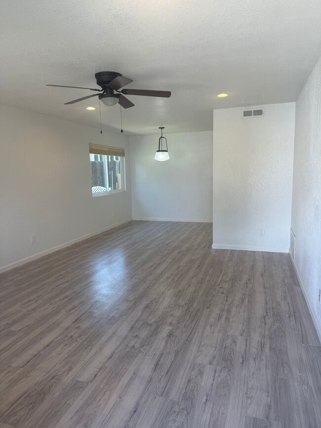 Building Photo - 1820 Marigold Ln