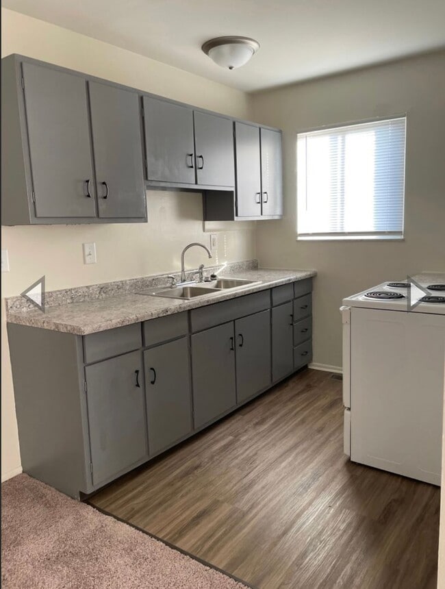 Building Photo - 2 bedroom ranch style apartment