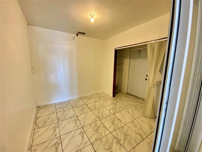 Building Photo - 2541 SW 54th Ave