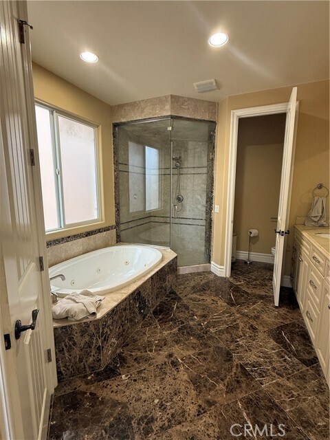 Building Photo - 211 Chicago