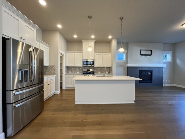 Foto del edificio - 3-Bedroom Home in Reed’s Crossing with Luxurious Primary Suite & Open Floor Plan, Fireplace, Wash...