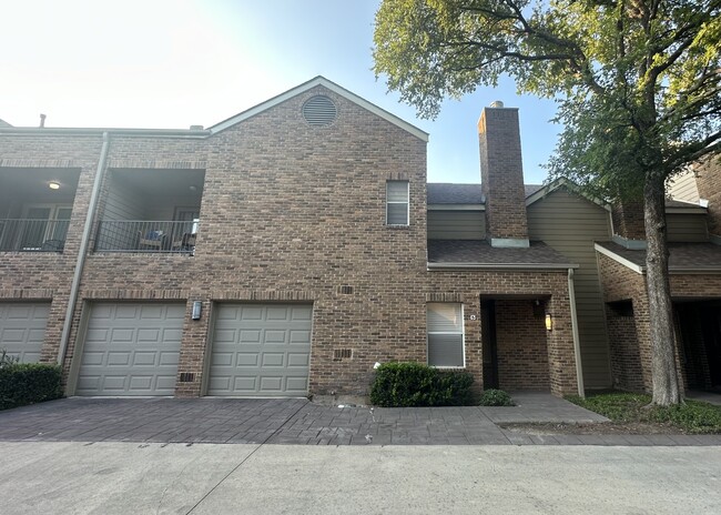 2 car garage attached to unit - 8103 N New Braunfels Ave #5