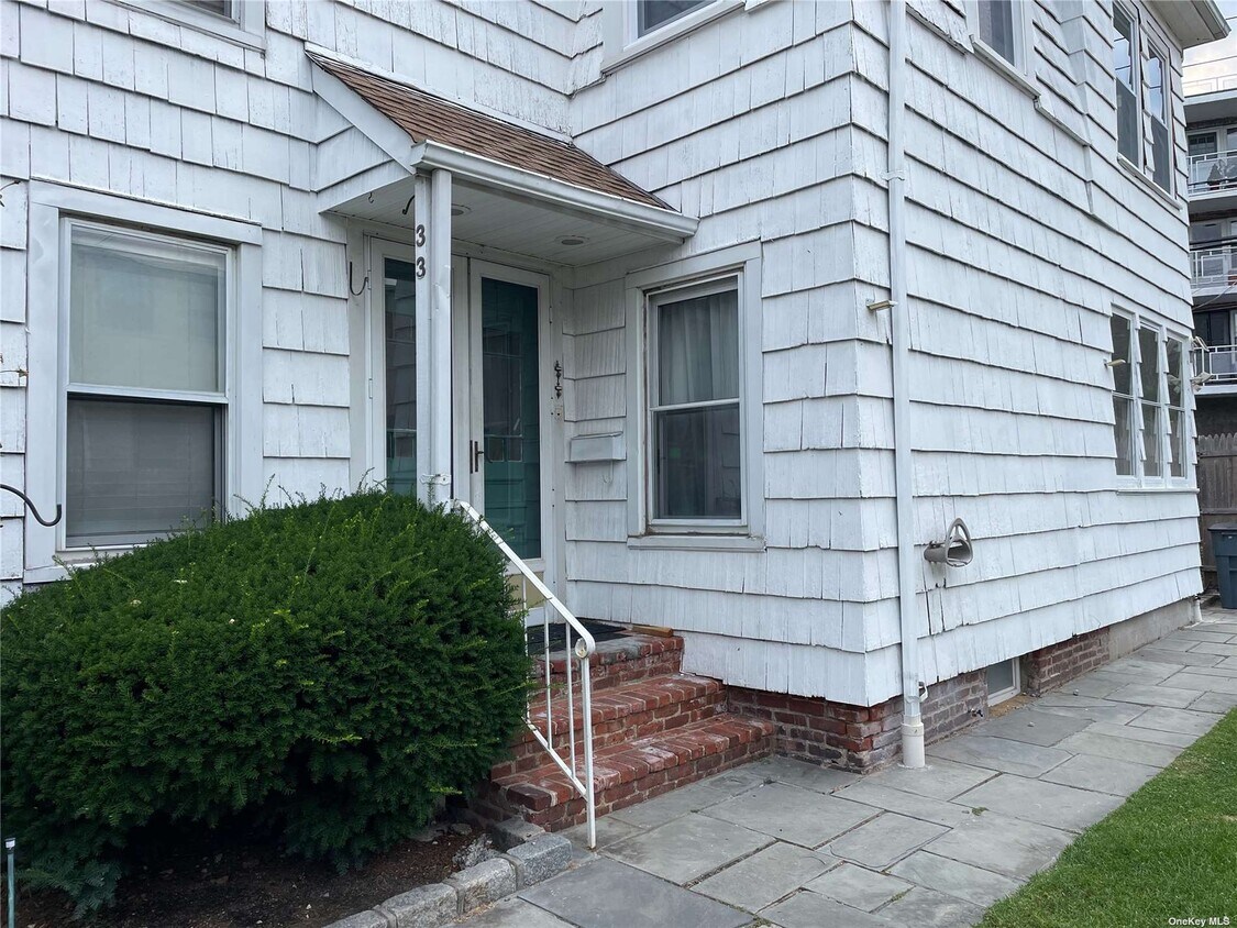 33 Central Dr, Port Washington, NY 11050 Room for Rent in Port