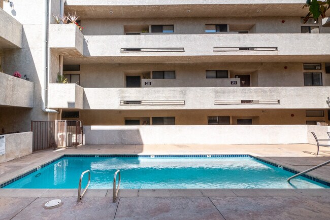 Foto del edificio - 729 S Hobart Blvd