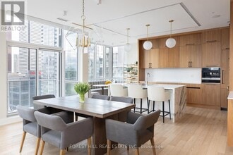 Building Photo - 199 Richmond St W